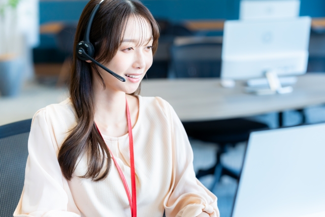 受付をしている女性